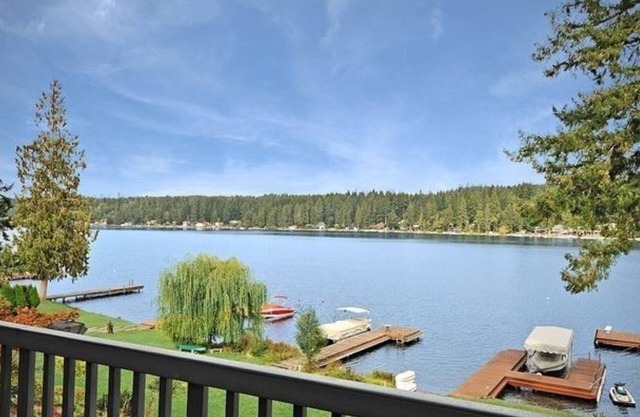 5-Schlafzimmer Plus Bunkhouse, 2 1/2 Bäder ~ Mason Lake Waterfront Home
