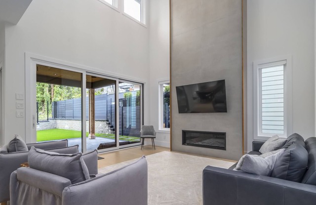 5 bedroom private modern home - 3.5 bath - Sleeps 10