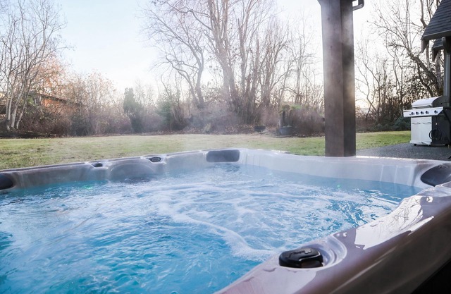 5 Bedroom Seabrook Farmhouse, Hot Tub and Swimming Pool 3 min-Butchart Gardens