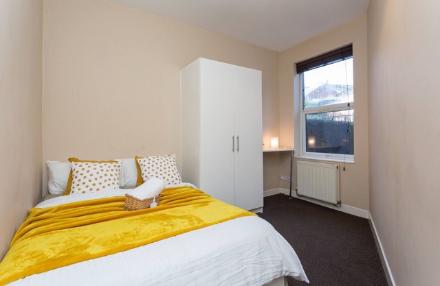 5 SCHLAFZIMMER STOCKS ROAD SERVICED HOUSE