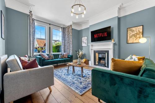 5-Bedroom Stunning, Luxurious & Stylish Manor with Games Room, Private Parking & Garden, Central Gloucester, Cotswolds Retreat Sleeps up to 12 - WORK CONTRACTORS SPECIAL OFFER! - by Blue Puffin Stays