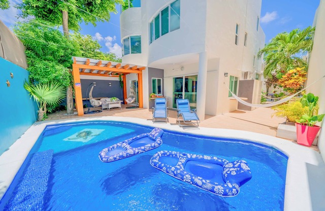 5 Bedroom Villa w/ Private Pool, Roof Garden, Amazing Location and Fast Wifi