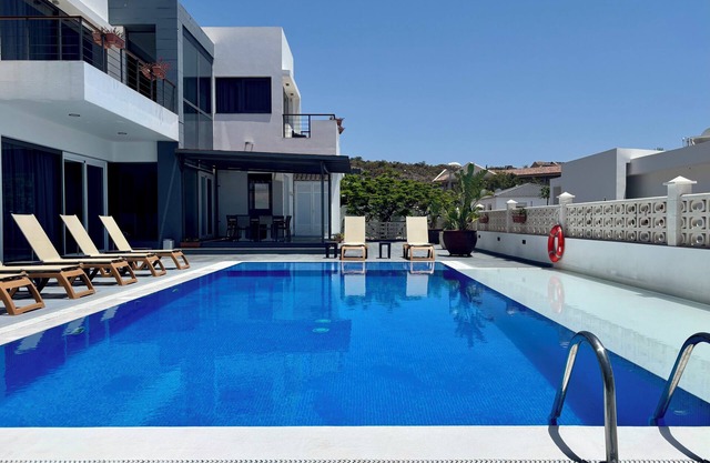 Luxus-Villa mit 5 Schlafzimmern, privatem Pool, Garten mit Grill und herrlichem Meerblick