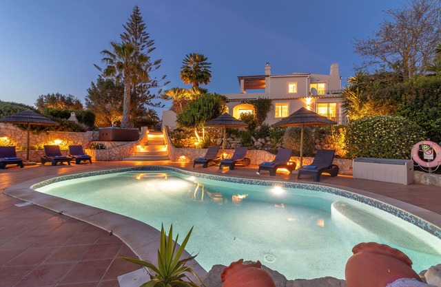 Villa mit 5 Schlafzimmern, Pool, Whirlpool und Meerblick. Stadt zu Fuß erreichbar