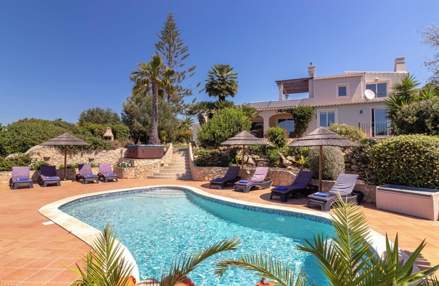 5 Schlafzimmer Villa mit Pool, Whirlpool und herrlichem Meerblick. In der Nähe von Stadt und Strand