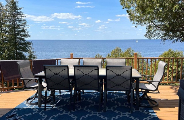5 Bedroom Waterfront Escape: The Perfect Door County Getaway - Families & Groups