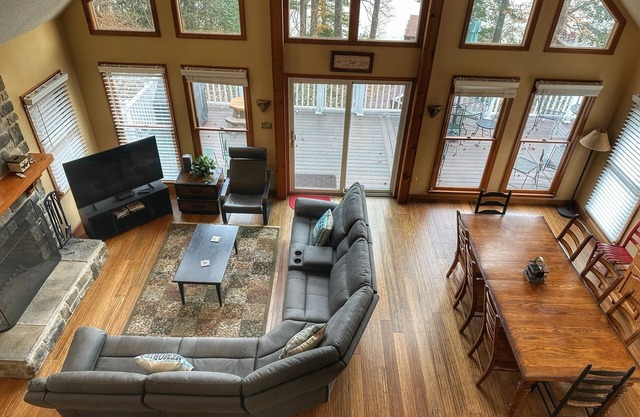 5 Schlafzimmer Haupt Lake Home mit Kinderspielplatz, Kanus, Billardtisch und Wifi