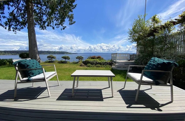 5-bedroom waterfront House with beach