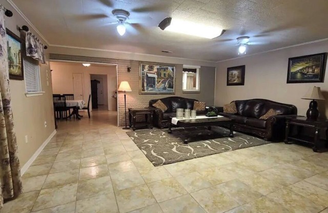 5 Bedroom with fireplace minutes from Baton Rouge