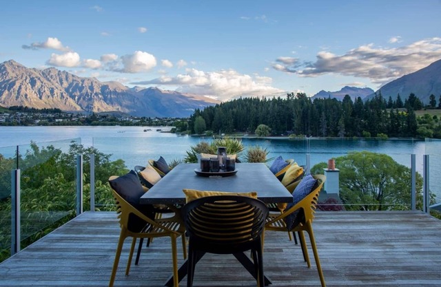 5 bedroom with views + spa + walk to town