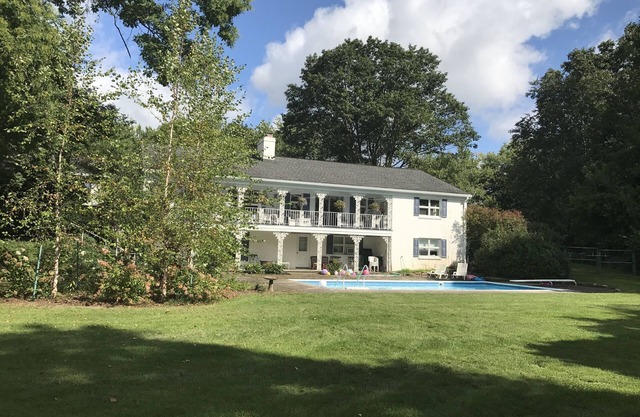 5 Schlafzimmer 3. 5 Bäder, 2 große Decks, 3 Kamine, große Veranstaltungsfläche und Pool