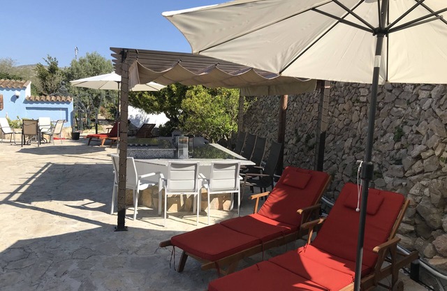 5 Schlafzimmer, 3 Bäder, beheizter Pool, Außengrillplatz, Außenbar.