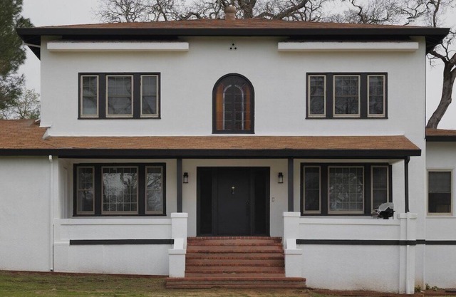 5 Bedrooms Event House