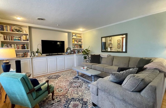 5 bedrooms, sleeps 13, walking distance to VT, hot tub!