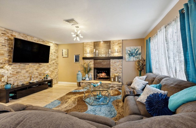 5 beds/3 full bath home,swimming spa/hottub/outdoorkitchen/firepit.Closetostrip