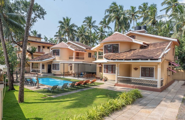 3 BHK Villa In Calangute, Rustikale Villa mit einem Billardtisch