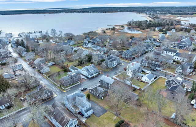 5 Blocks to Beach+Town, Stocked Kitchen, Cozy Beds