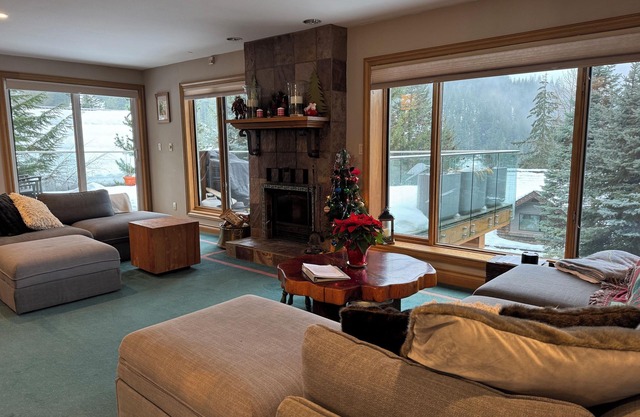 5 BR & 2. 5 BA: Ski In / Ski Out mit spektakulärem Bergblick