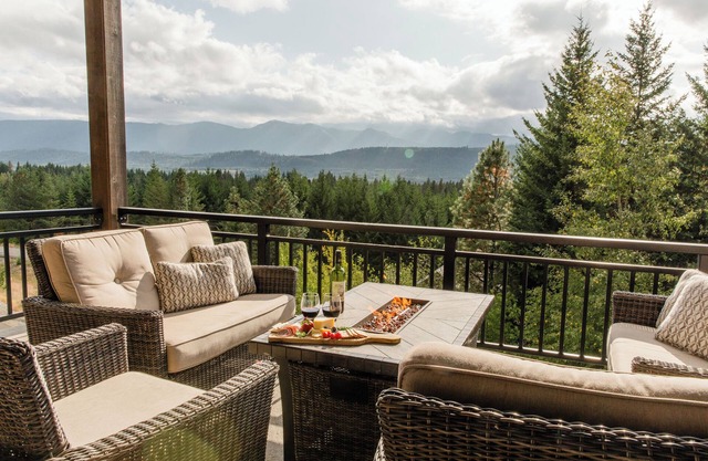 5 BR 4 BA home w/hot tub, game room, large deck & spectacular mountain views!