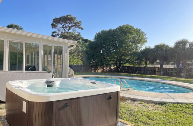 5-BR home with private pool and hot tub Navarre/Pensacola