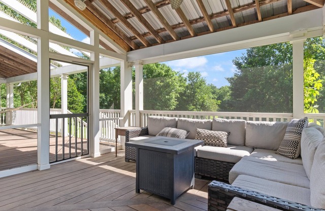 5 BR House, Quiet Lot, Sleeps 14! Hammock, Treehouse, Game Room, 35 Min to Nashv