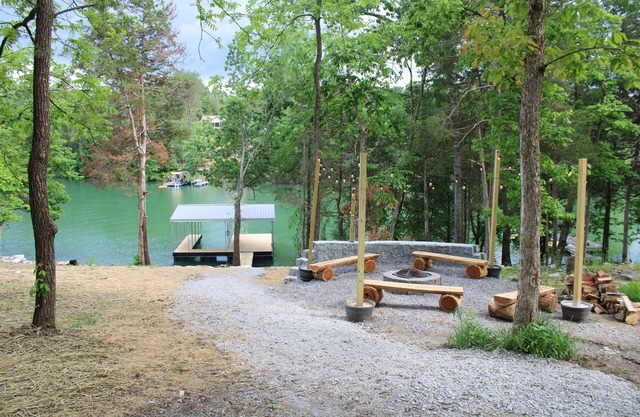 New rustic 5 BR lake house with dock