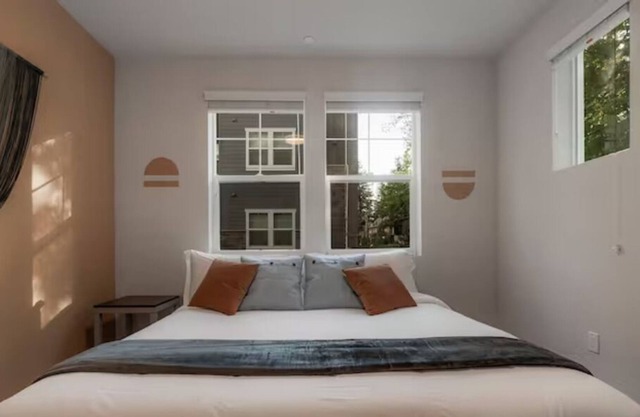 5 BR Modern Desert W/ Oasis Pool+Double Story Gym