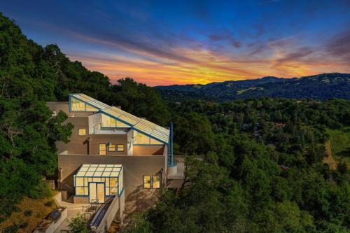 5 Br Sleeps 8 Hot tub Dog Friendly Stunning Views