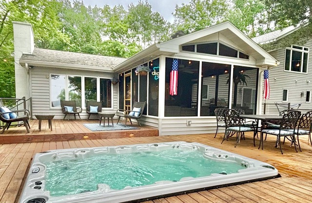 5 BR Cozy Winter Escape Lake House with Hot Tub!
