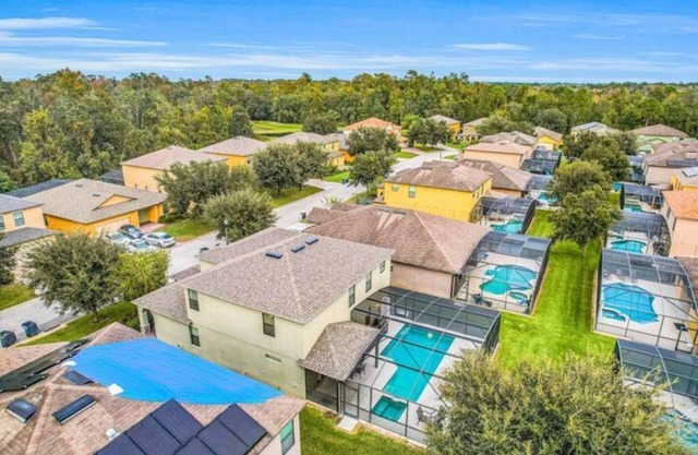 5 BR with pool! By shopping, restaurants, Disneyworld, & Universal Studios!