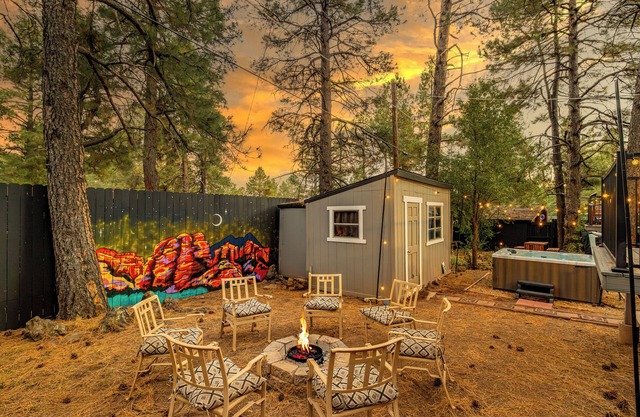 5 BR Wooded Oasis, Hot Tub, Chic Design, Fenced for Pets, Grill, Sleeps 14,