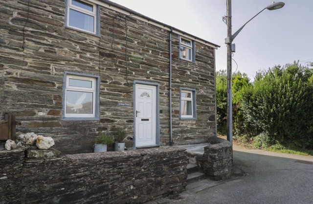 5 BRYN TIRION, pet friendly, with open fire in Llan Ffestiniog