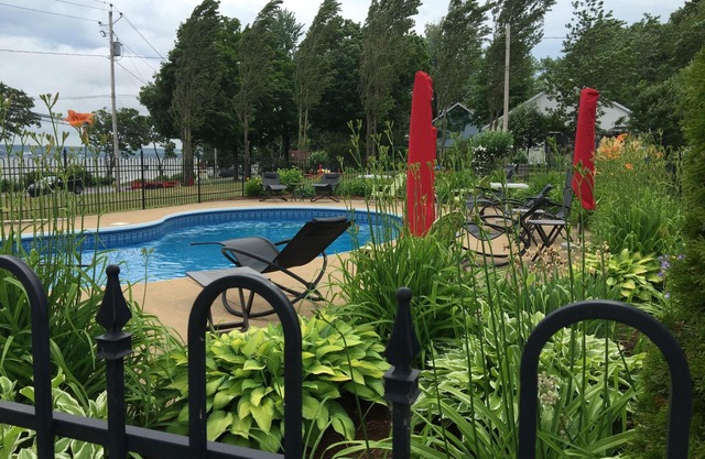 5 Schlafzimmer. Blick und Zugang zum St. Lawrence River. In 20 Minuten von Quebec City. Pool!