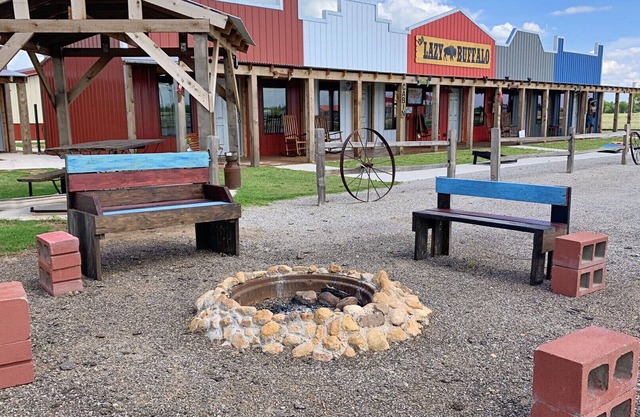 14 Personen, ideal für Wiedervereinigungen ~ 4 Hütten im Lazy Buffalo, in der Nähe der Berge