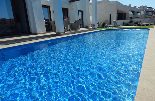 5 * Luxus 4 Schlafzimmer, 4 Bäder Villa mit 12m voll beheiztem Pool.