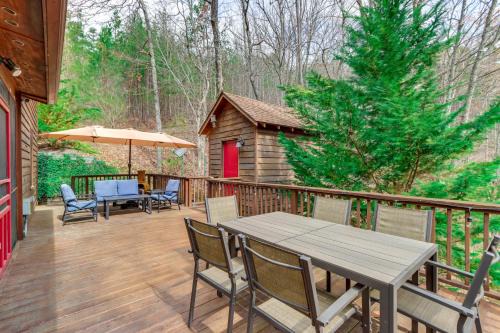 5 Mi to Cherokee Lake Pet-Friendly Cabin with Deck!