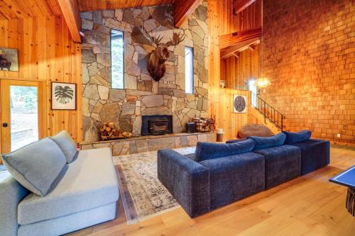 5 Mi to Donner Lake Cabin with Deck and Pool Access!