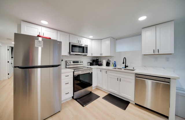 5 Mi to Dtwn: Pet-Friendly Seattle Apt
