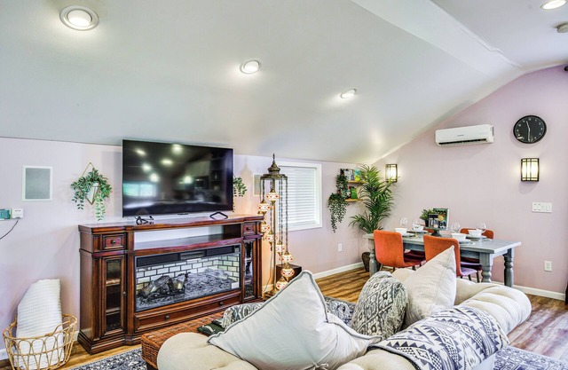 5 Mi to Dtwn Tacoma: Modern Studio Retreat