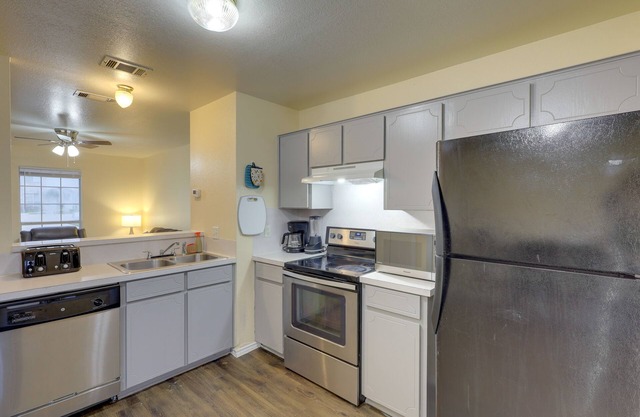 5 Mi to Fort Hood Shopping: Quiet Killeen Townhome