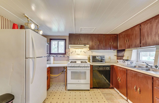 5 Mi to Lake Erie Access: Quiet Cottage w/ Yard!