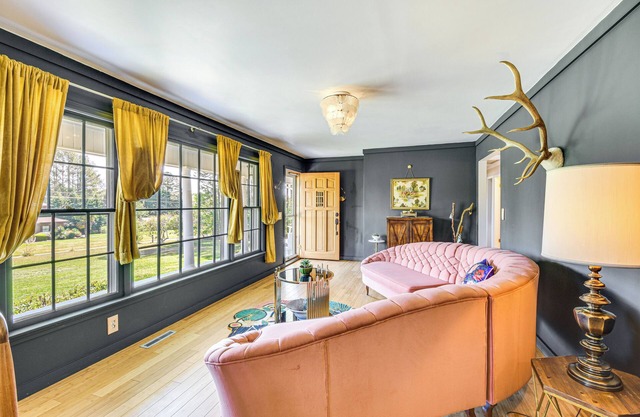 5 Mi to Lake Keowee: Stylish Salem Home w/ Yard!