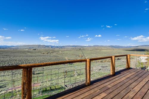 5 Mi to Lake Secluded Pinedale Retreat with Sauna!