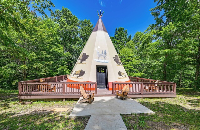 5 Mi to Mammoth Cave NP: Teepee Studio Escape