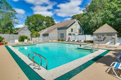 5 Mi to Mashpee Commons Coastal Mashpee Condo