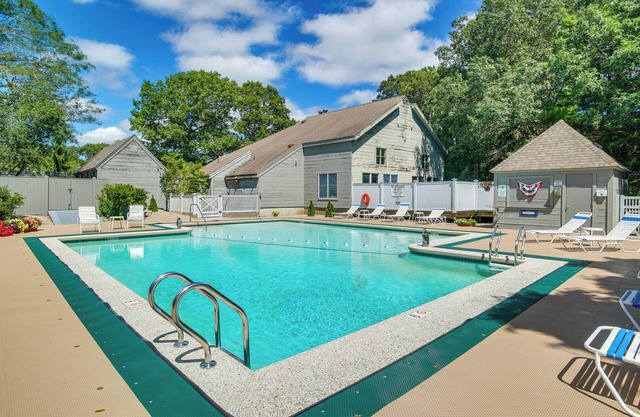 5 Mi to Mashpee Commons: Coastal Mashpee Condo