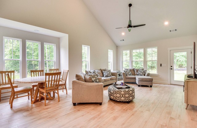 5 Mi to Memorial Stadium & Beach: Modern Townhome