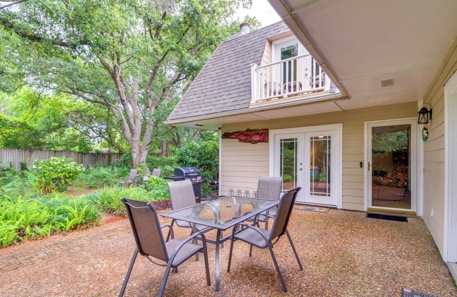 5 Mi to Pensacola Beach: Townhome w/Yard!