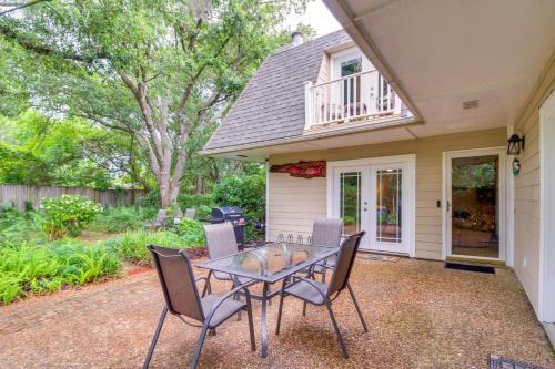 5 Mi to Pensacola Beach Townhome with Yard!