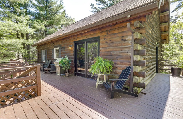 5 Mi to Plymouth Rock: Log Cabin Getaway!
